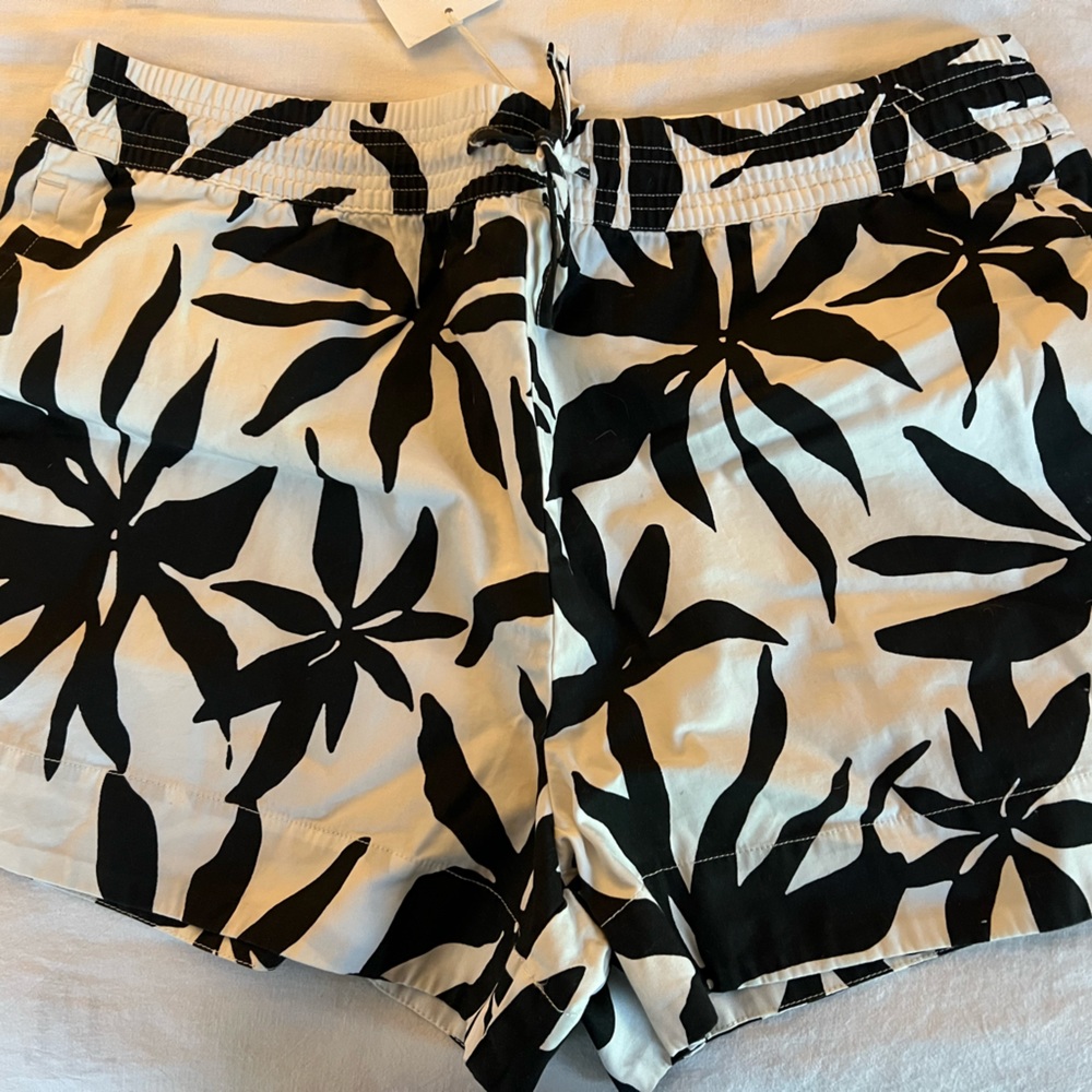 Elastic waist shorts